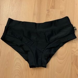 Scrunch butt short / hot pant / pole short by Cleo